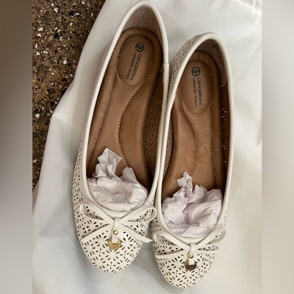 ❤️Giani Bernini Cream Flats with Cutout Design